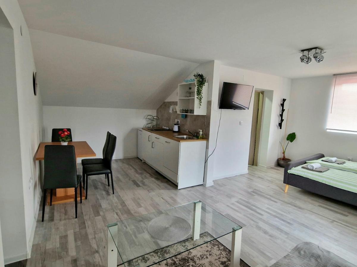 Tusilovic Apartman Castle מראה חיצוני תמונה